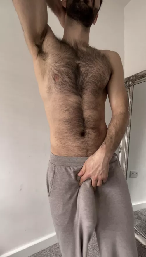 Face in the pit, hand on the girth.