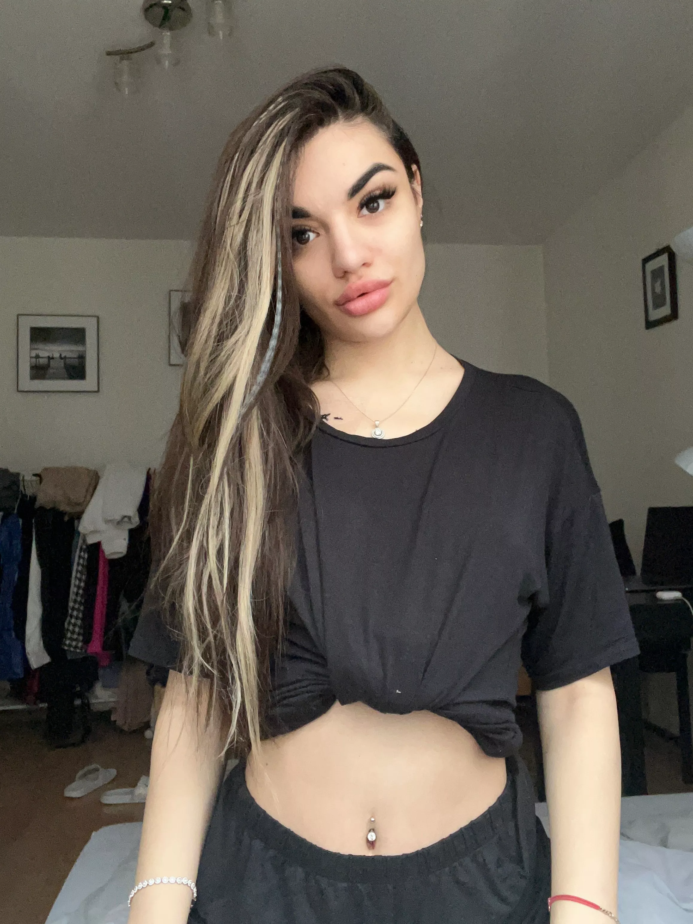 I love it when someone kisses the space between my lady part and my inner thigh. I don't know the English word for it. In Ukrainian it is pakh.