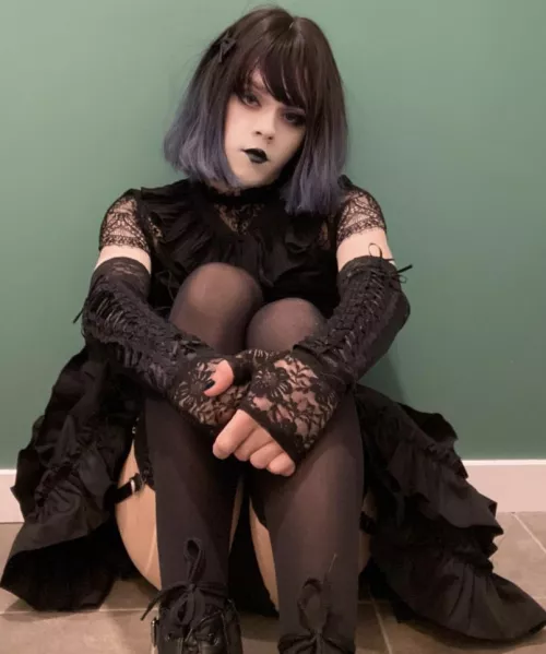 Just a goth boy, bored and by him self🖤