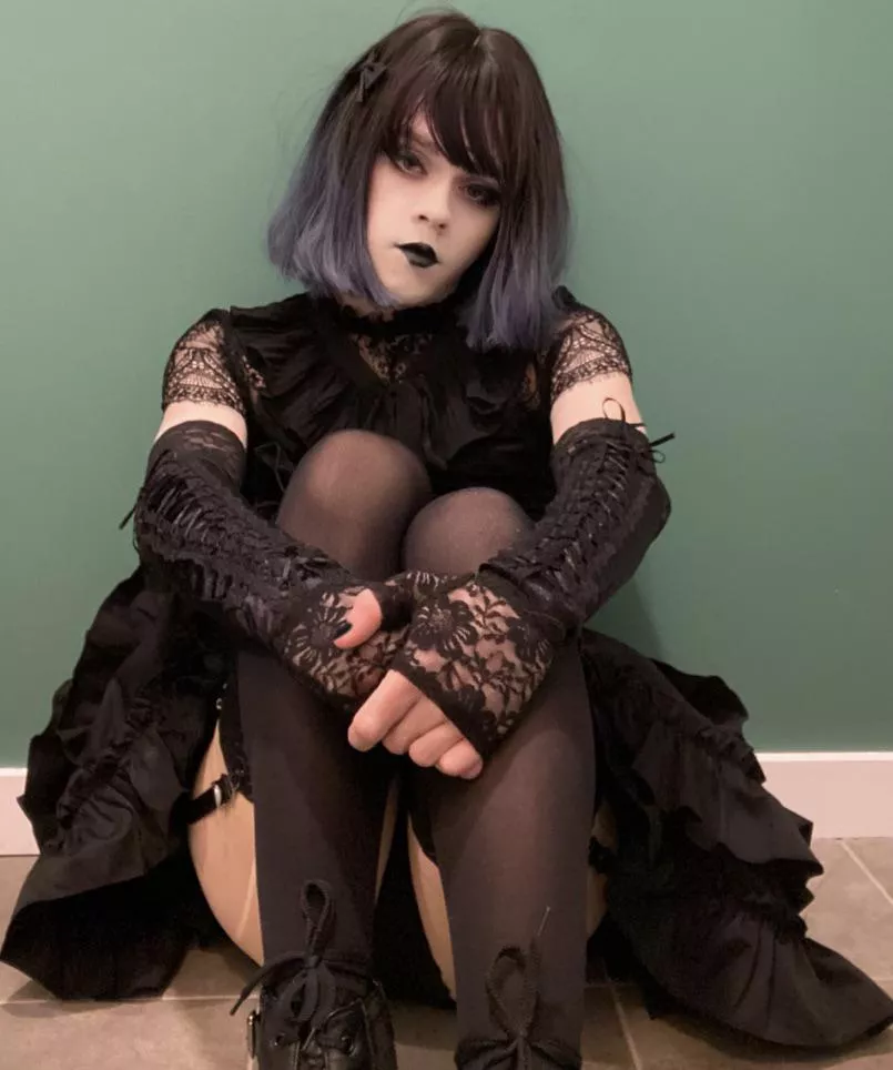 Just a goth boy, bored and by him self🖤