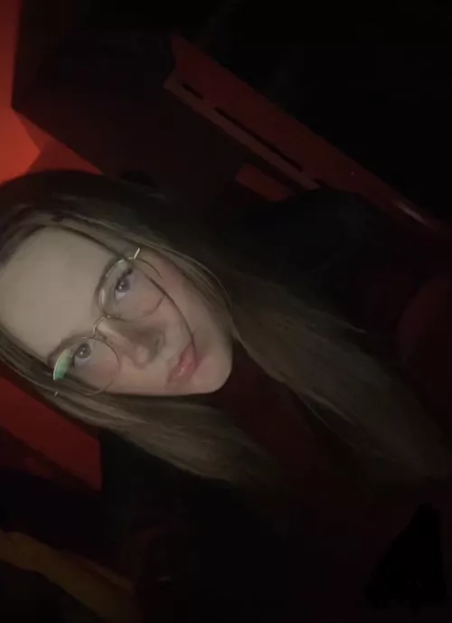 just hit 600 freaking followrz on twich so here’s celebratory selfie when my hair decided to agree with me haha.