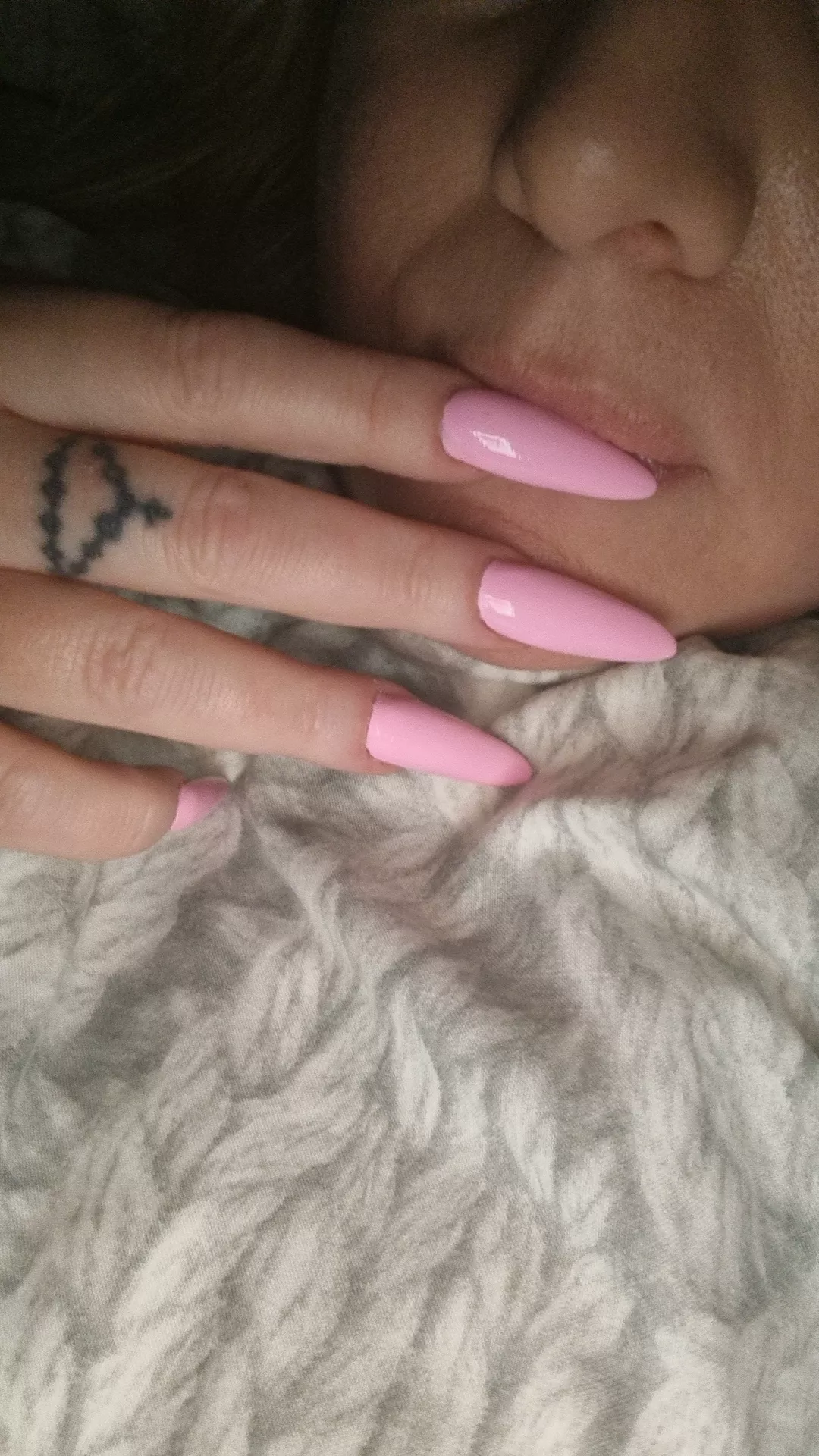 Loving this pink nail colour 💞