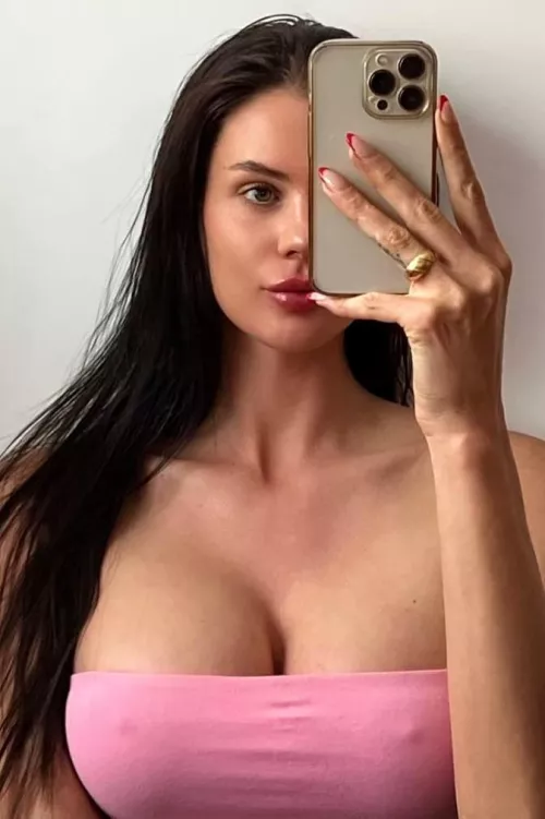 Monika Kinga's rare pokies sighting