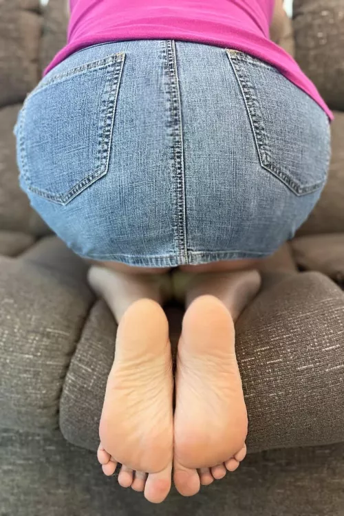 Nothing on my feet and nothing on underneath😽😈💋