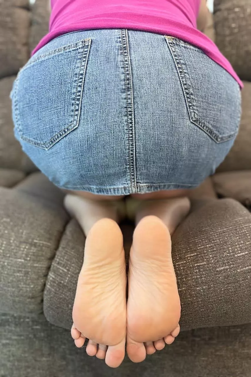 Nothing on my feet and nothing on underneath😽😈💋