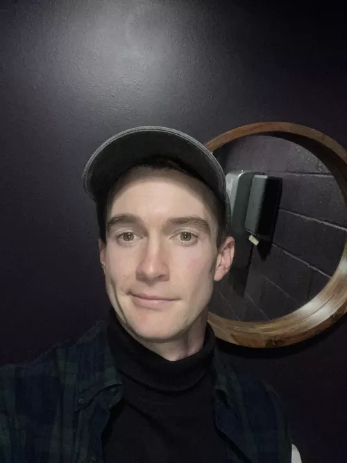 Strangely good bathroom mirror lighting