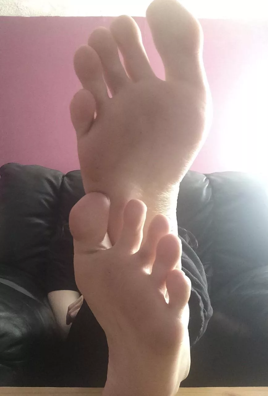 Wanna rub my feet 😘