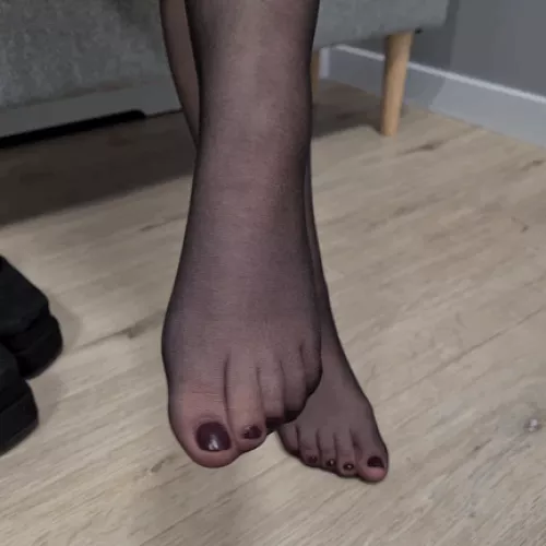 Would you like me to please you with my feet? 🤭