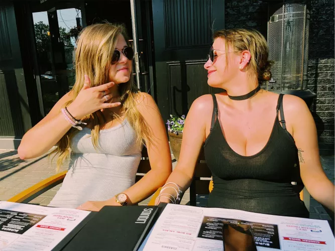 Her friend's face says it all 😏