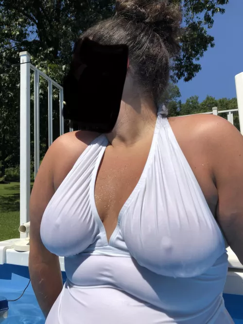 Hoping my perky pokies in a thin swimsuit can make you stop scrolling for a few minutes 😜