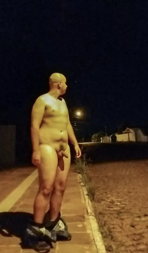 I loved the idea that this sub proposes so I wanted to do the same last night. I know I don't have the body pattern you usually see here but please be nice, it's my first time doing that.