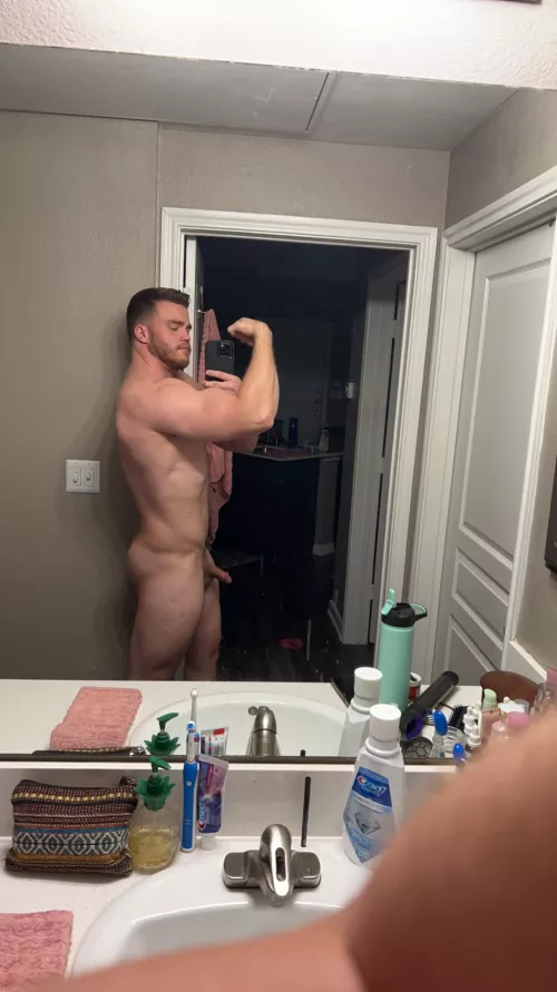 [M] Always a good day for an arm pump. Help ease my muscles and return the blood flow to where it belongs 😘