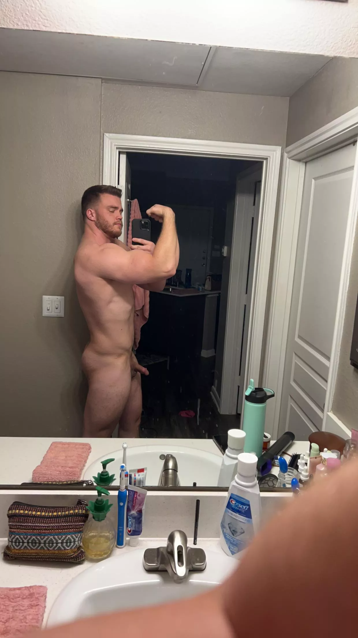 [M] Always a good day for an arm pump. Help ease my muscles and return the blood flow to where it belongs 😘