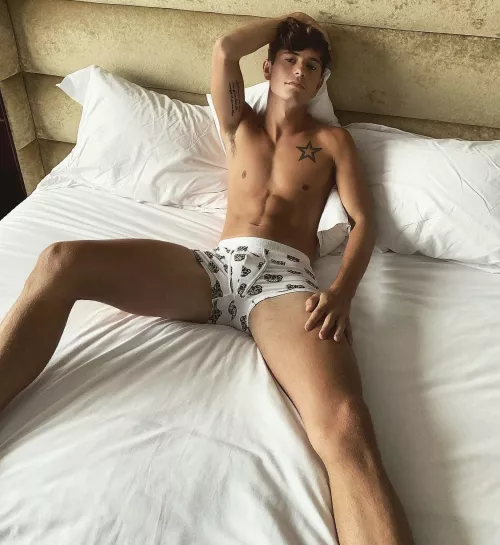 Me waiting in your bed like 💁‍♂️