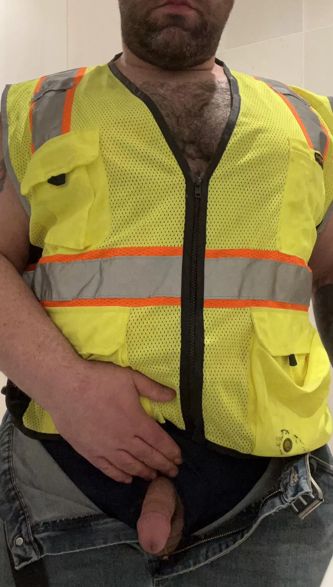 My laborer didn’t believe me when I told him I would fuck his mouth the next time I caught him slackin off. I’m a man of my word!🐻😈