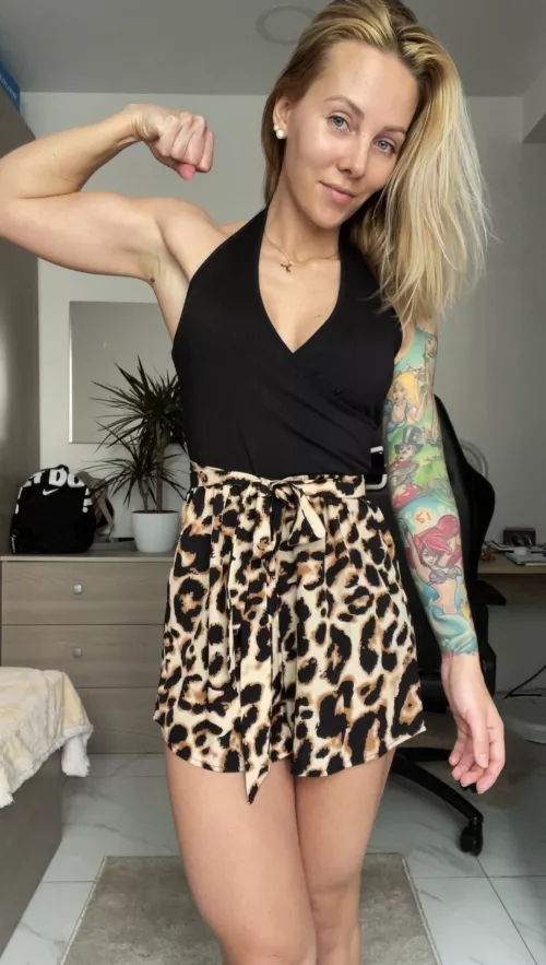 Showing off with the baby biceps 😋