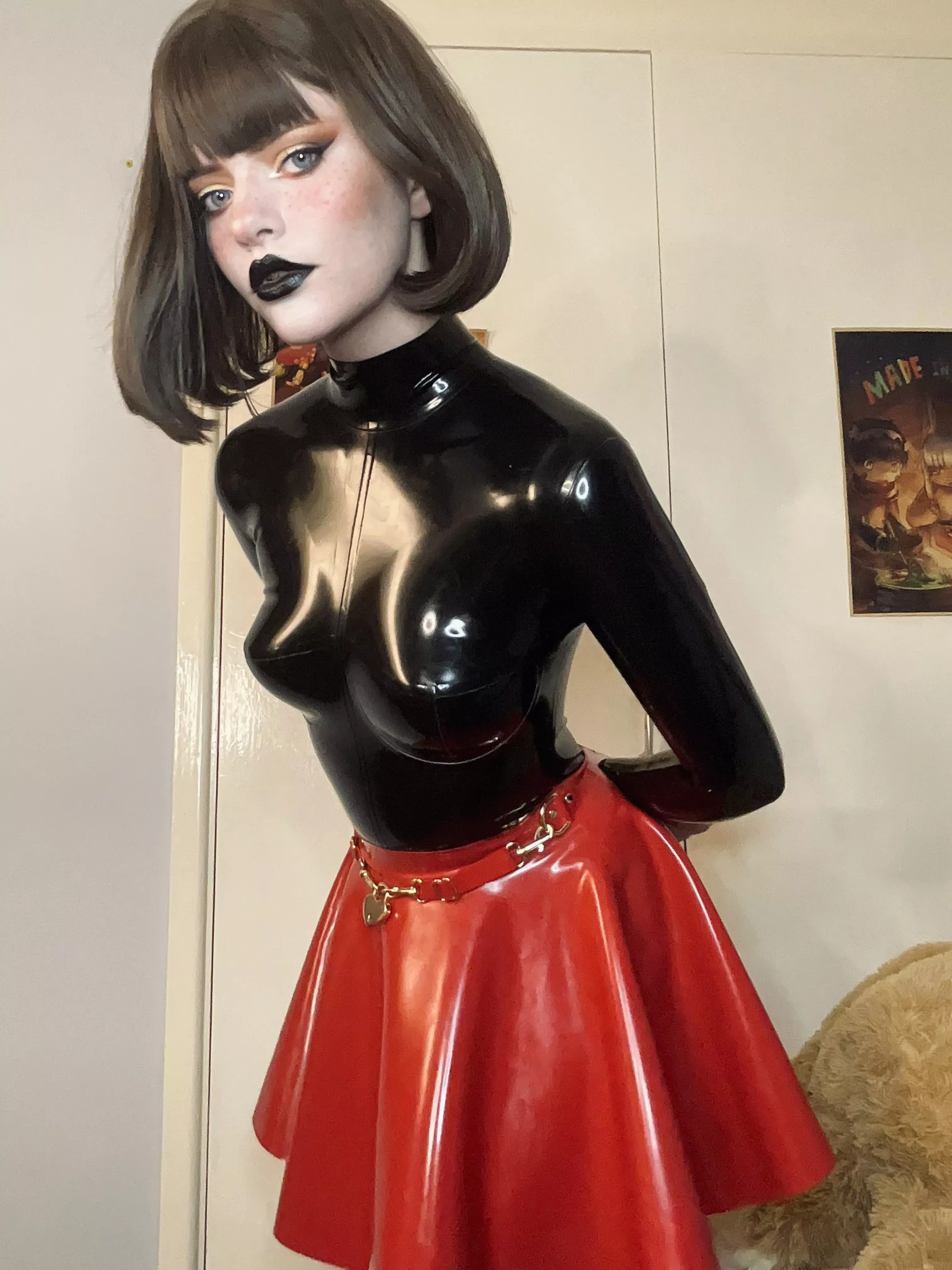 The light reflects off my latex body perfectly 🖤