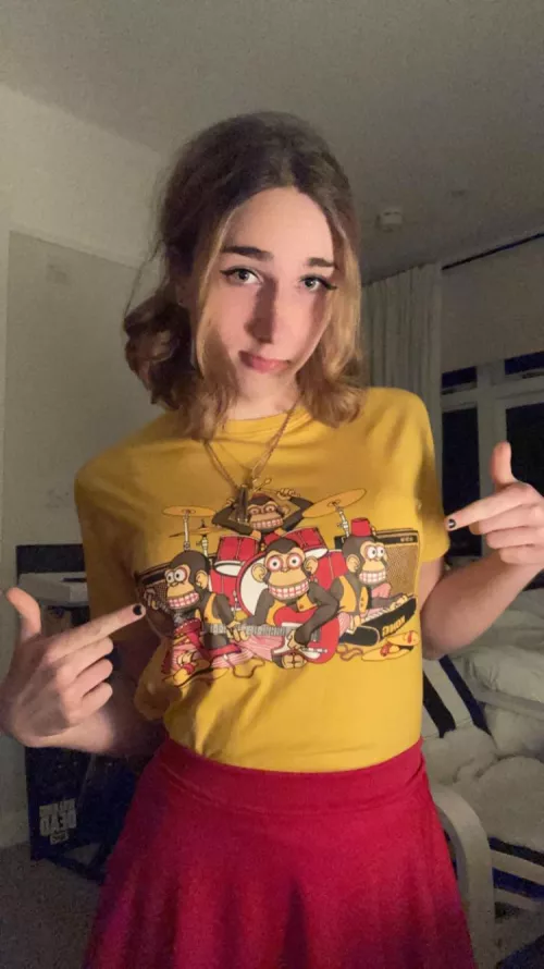 Who likes my cute T shirt? 💛🐵🥁