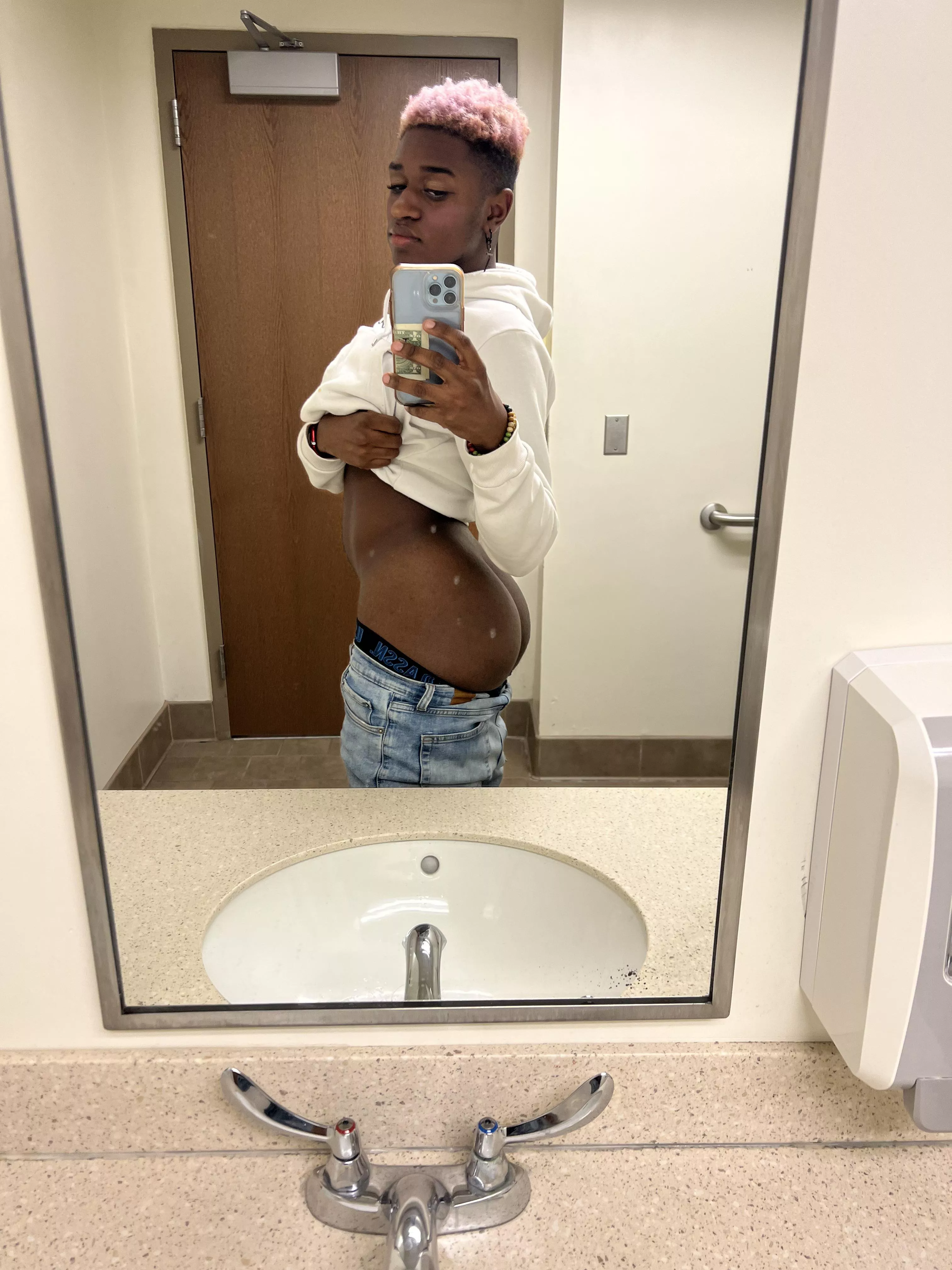 Who wants to mess up my makeup and my ass🤤