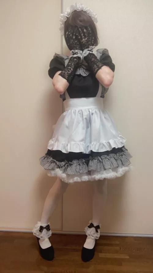 Awwww, the maid’s a bit shy 😳