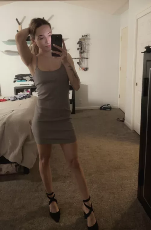 Braless & heels 😌