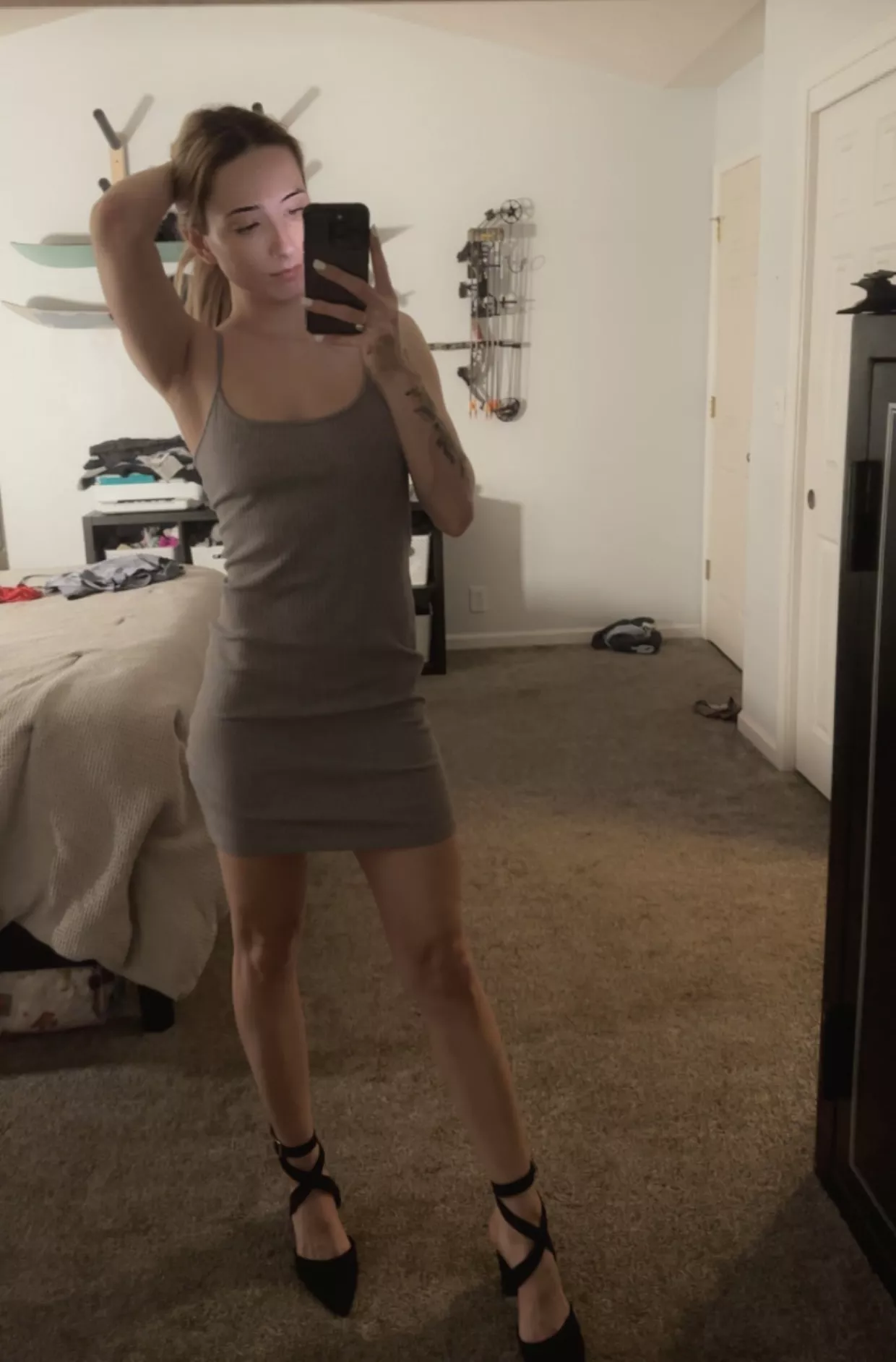 Braless & heels 😌