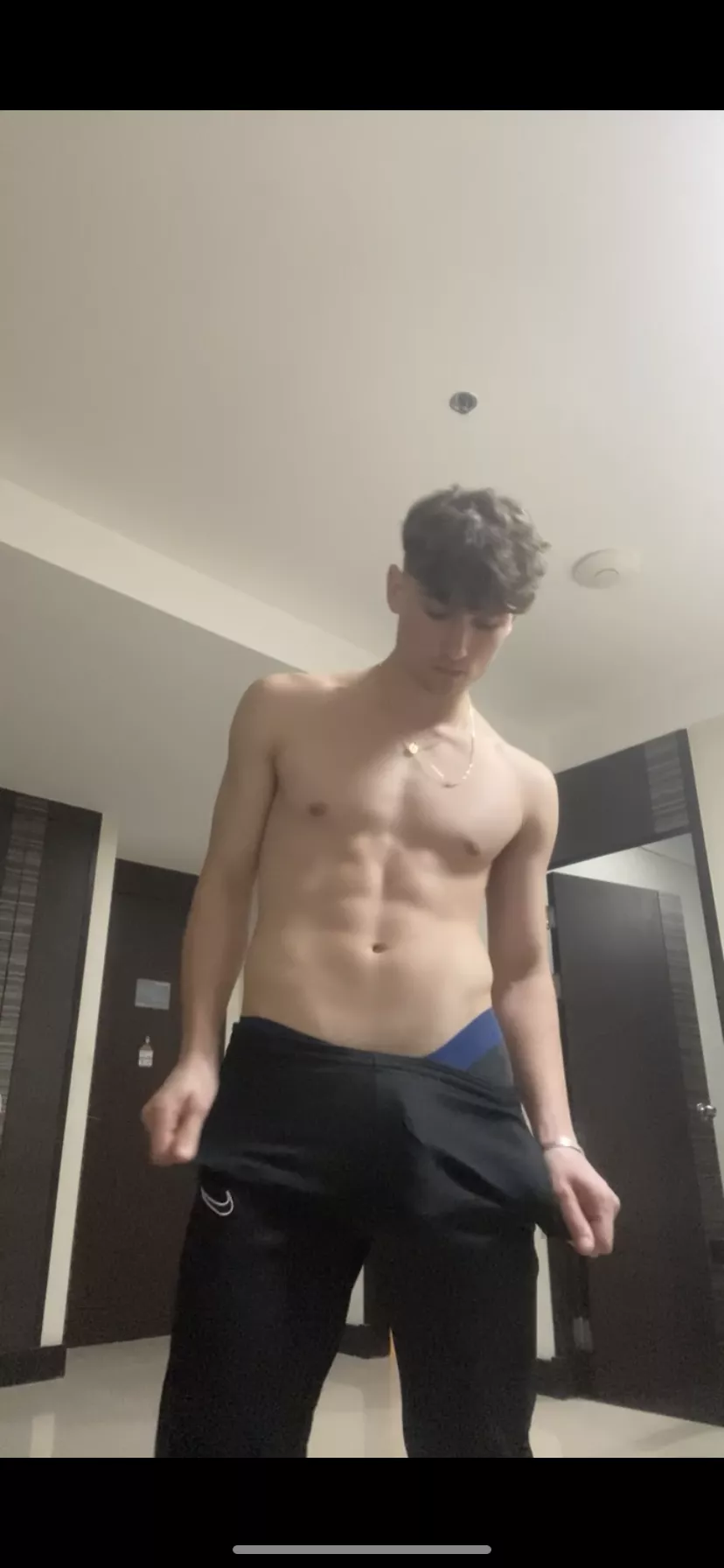 Bulgy dick in pants 🍆🍆