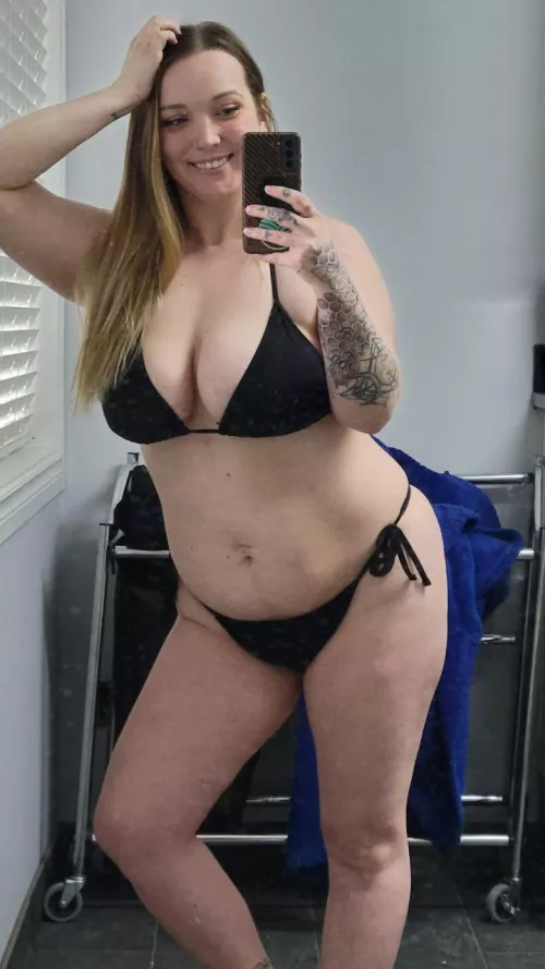 💦 curves in all the right places 🍑