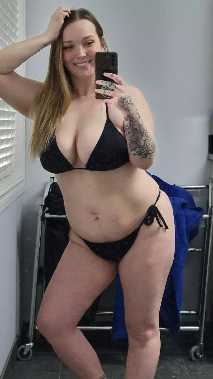 💦 curves in all the right places 🍑