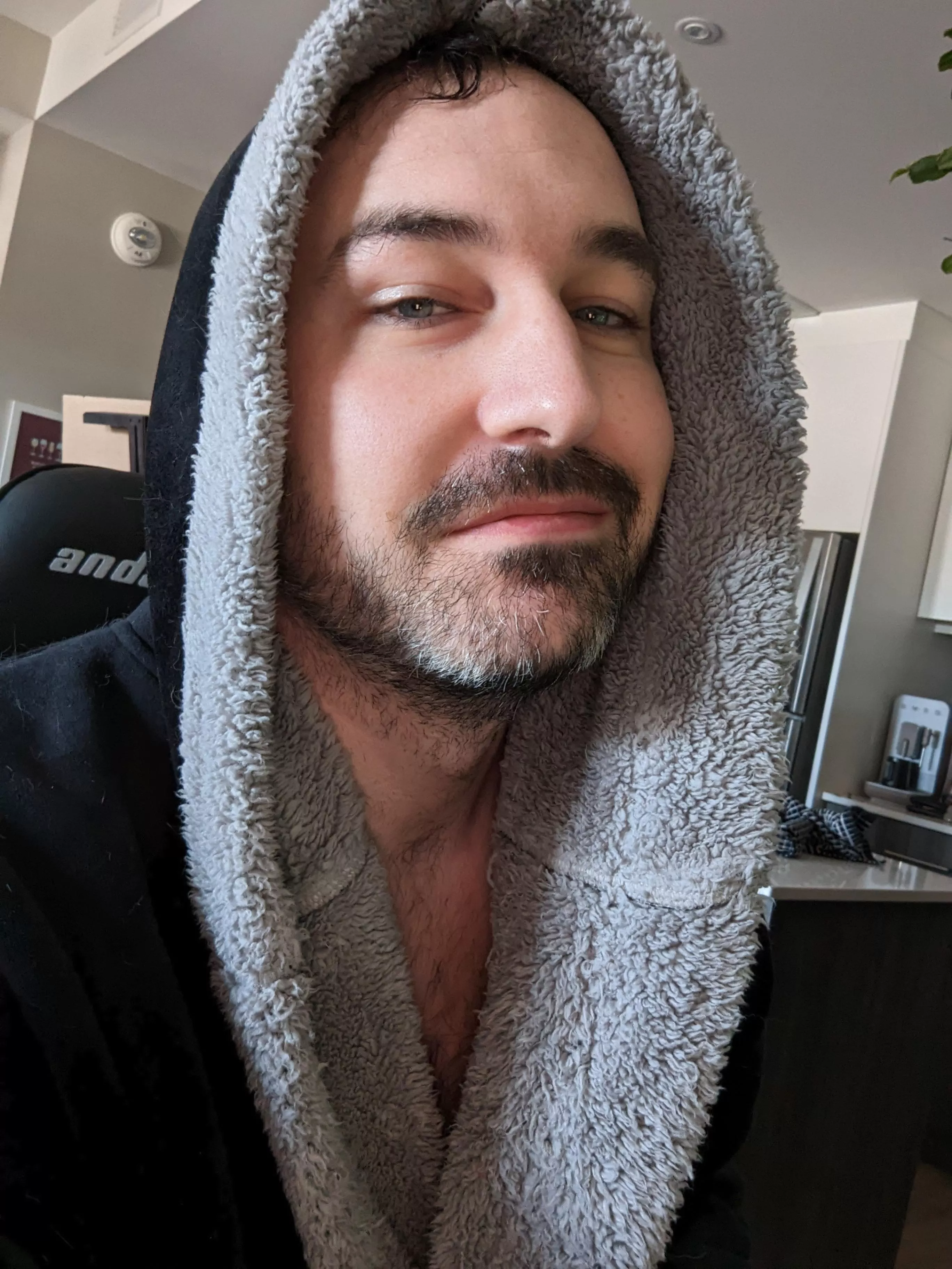 Good morning and Happy Monday from this super sleepy dude. Good morning and Happy Monday from this super sleepy dude.