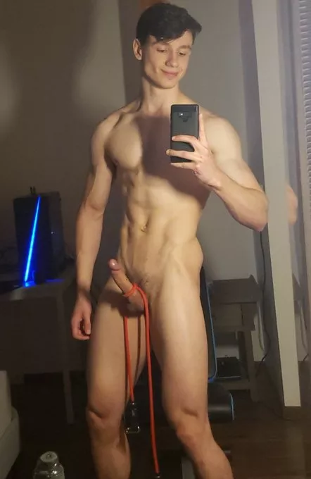 Gotta love home workouts 🤸‍♂️