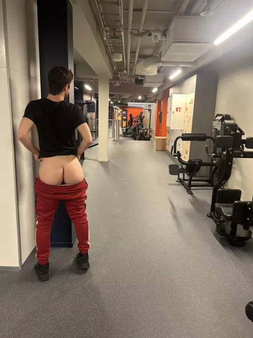 I was feeling horny at my gym and wanted some dick in my ass 😈