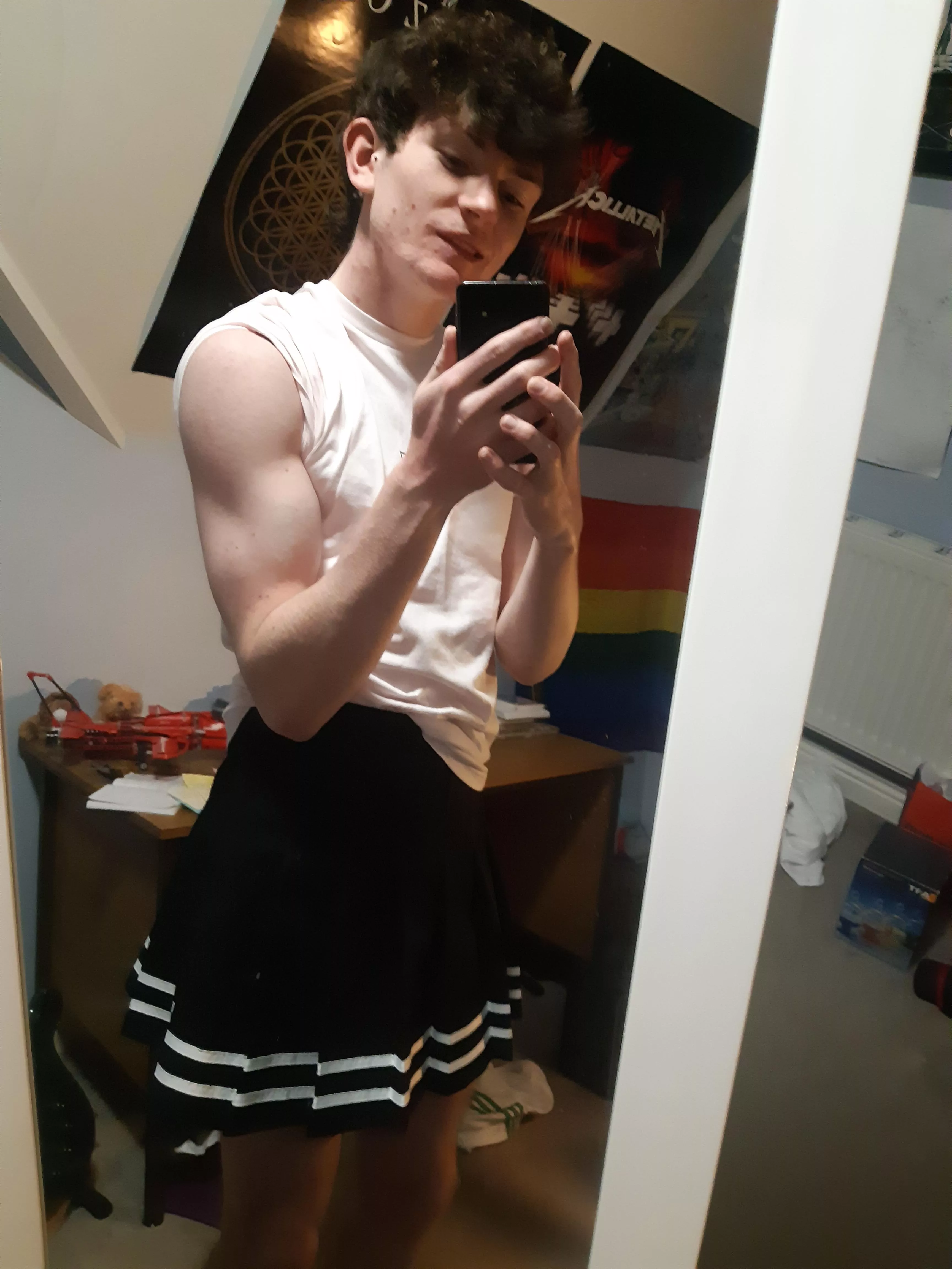 it's buff femboy hours