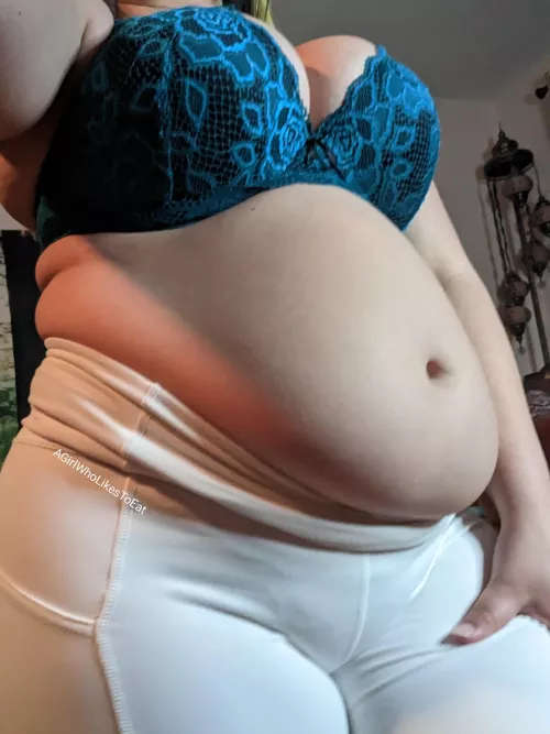 Jiggles and dinner in bed pleaseeee 😗😗😗😗😗