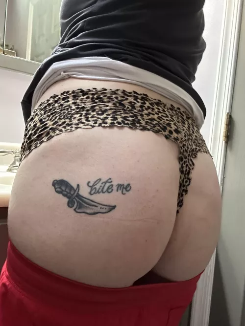 Pull them to the side and insert your sample😈🖤