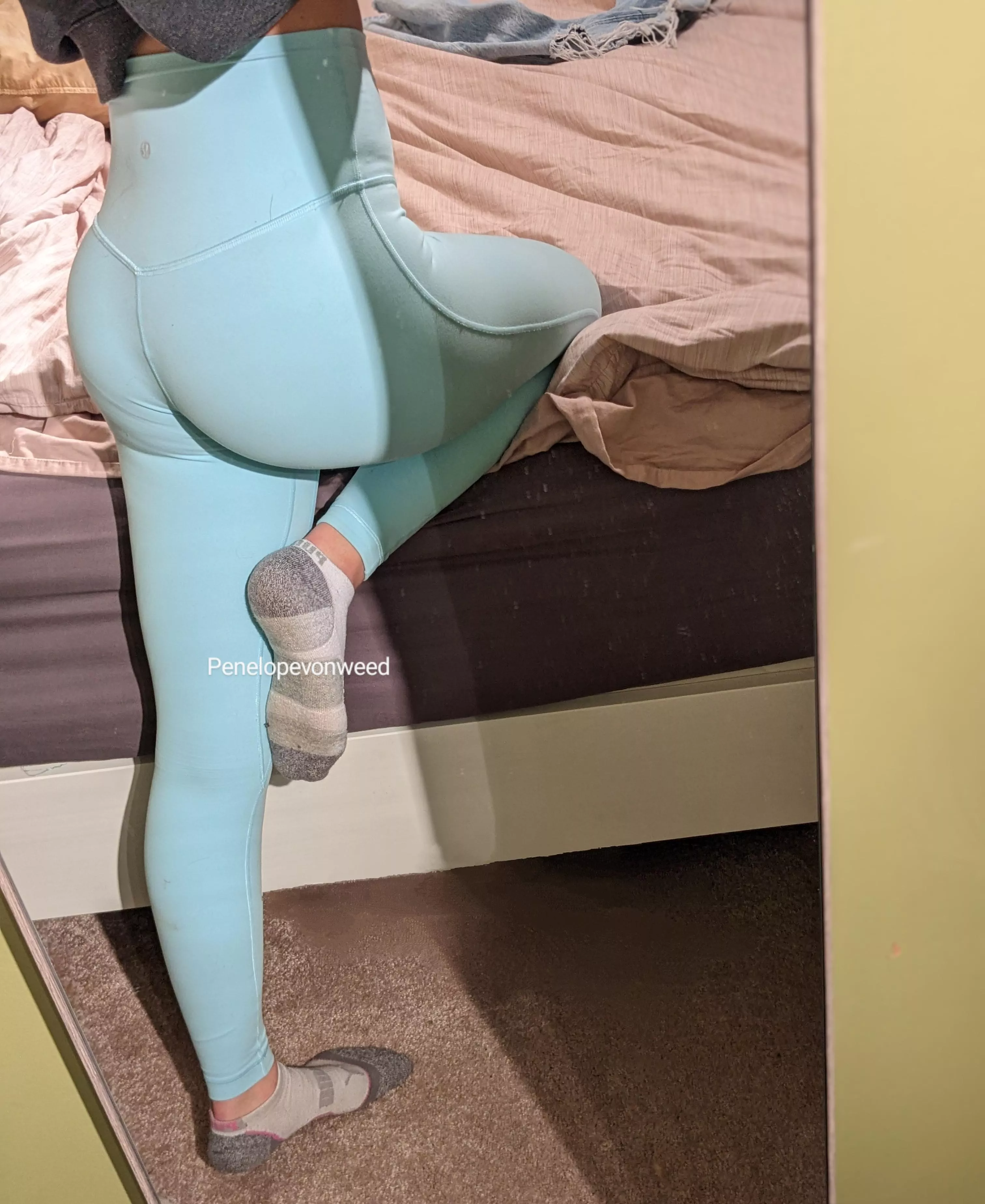 Such a perfect peach 😍🍑 would you like to nibble? 🫦