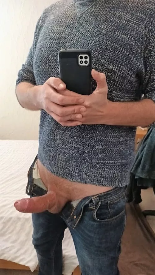 Suck me under the desk while I'm in zoom meetings today? [33]