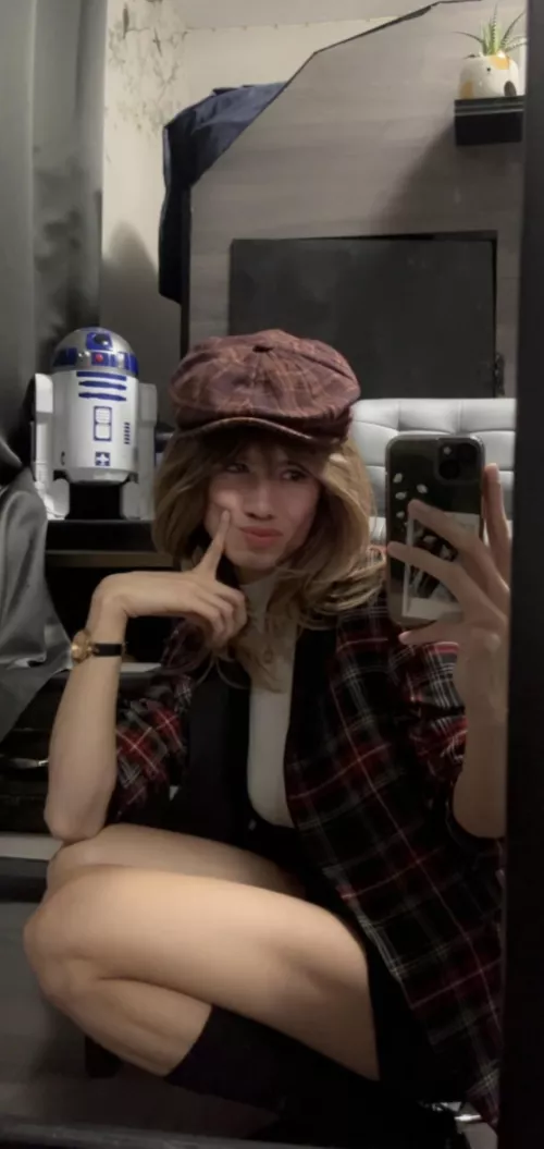 what do we think of my big ass hat? 🤭 happy sunday everyone!