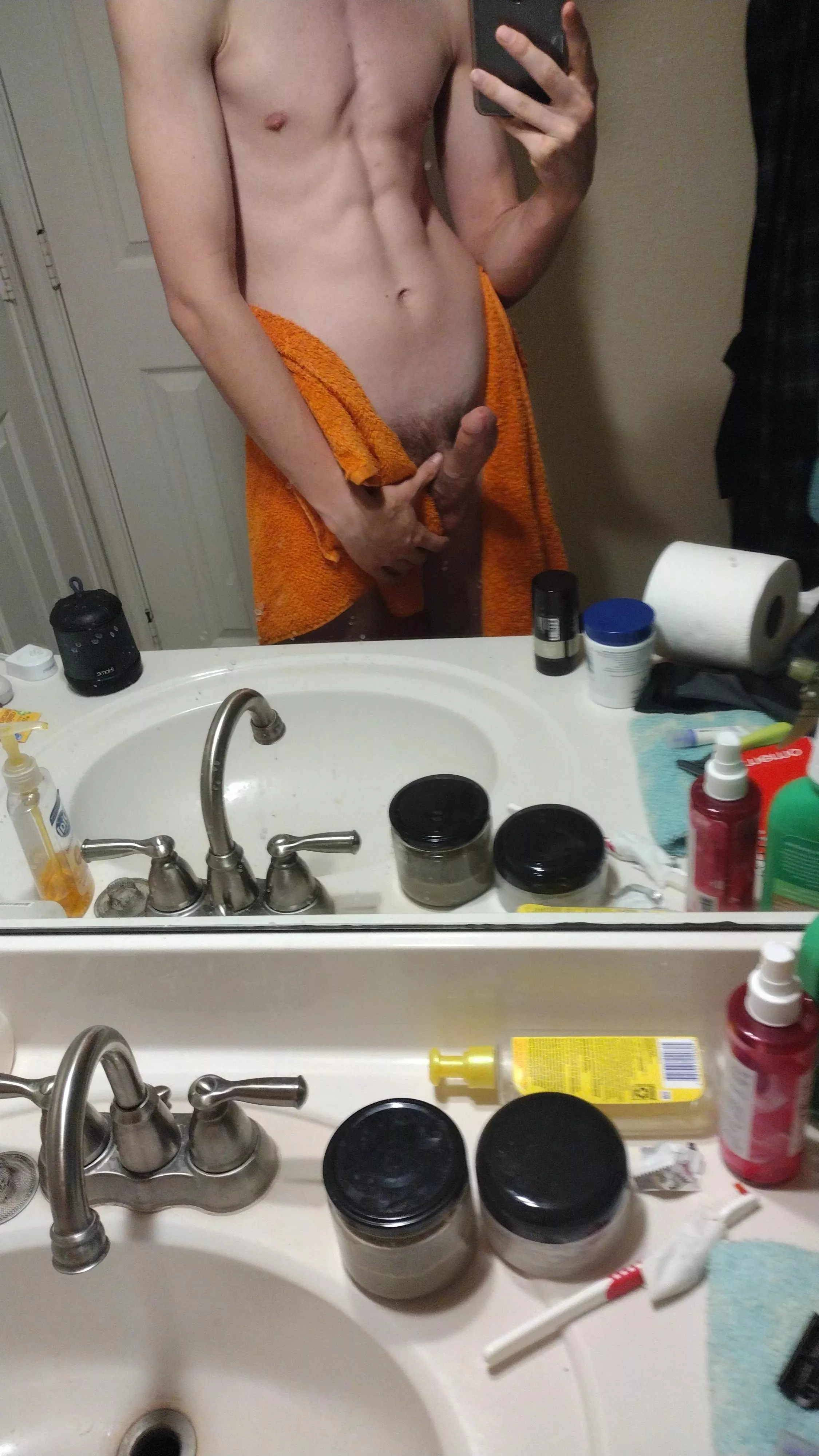 18 yo virgin. I want to wake up with notifications full of sluts.