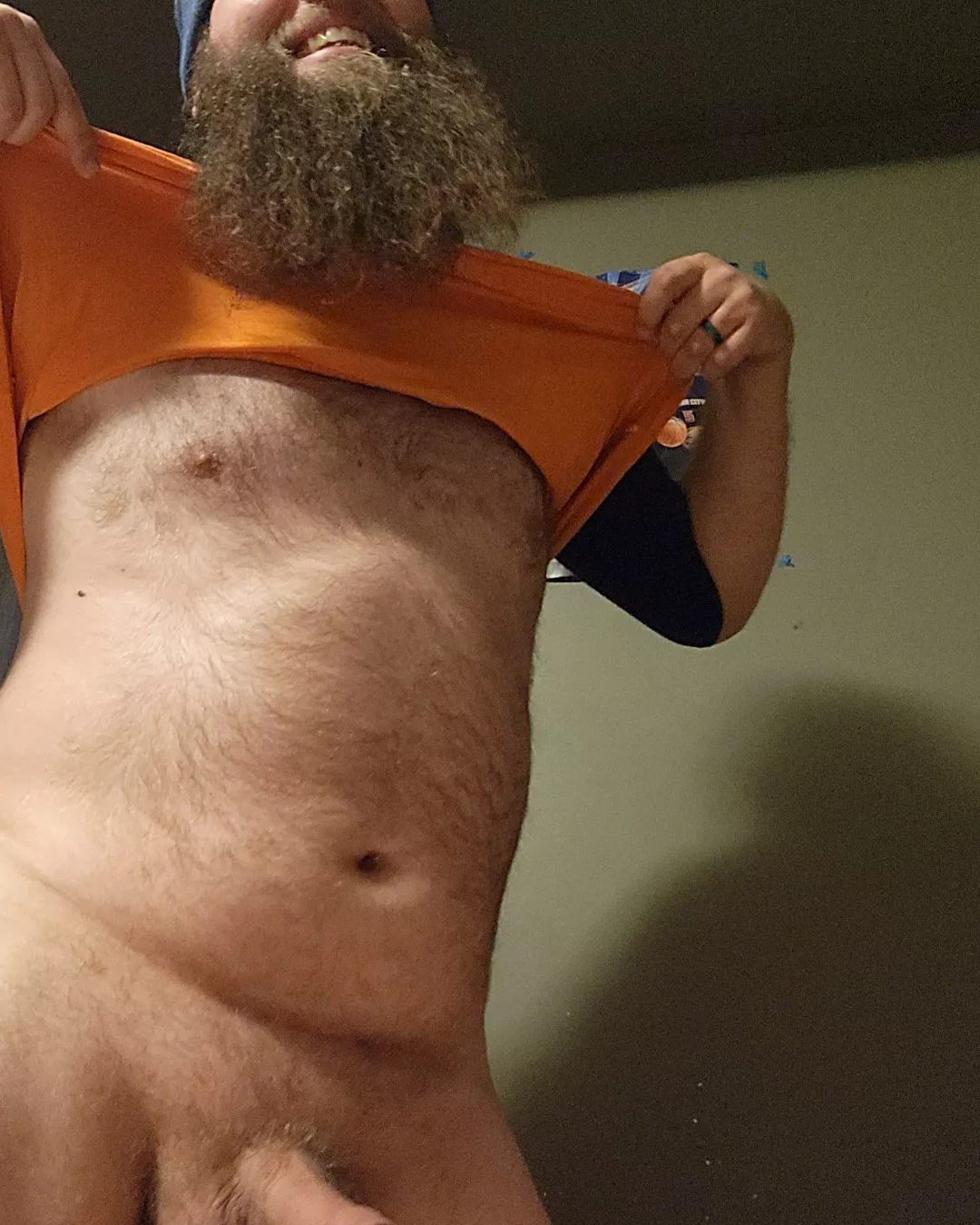 A 🐻 Who'd rather sleep naked than in PJs. 😅😅