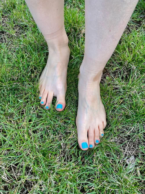 Airing my feet after a long hiking 🥾 trip 🦶🏻👣💋