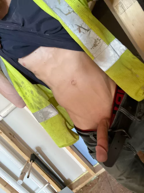 Horny at work hmu pleaseeee