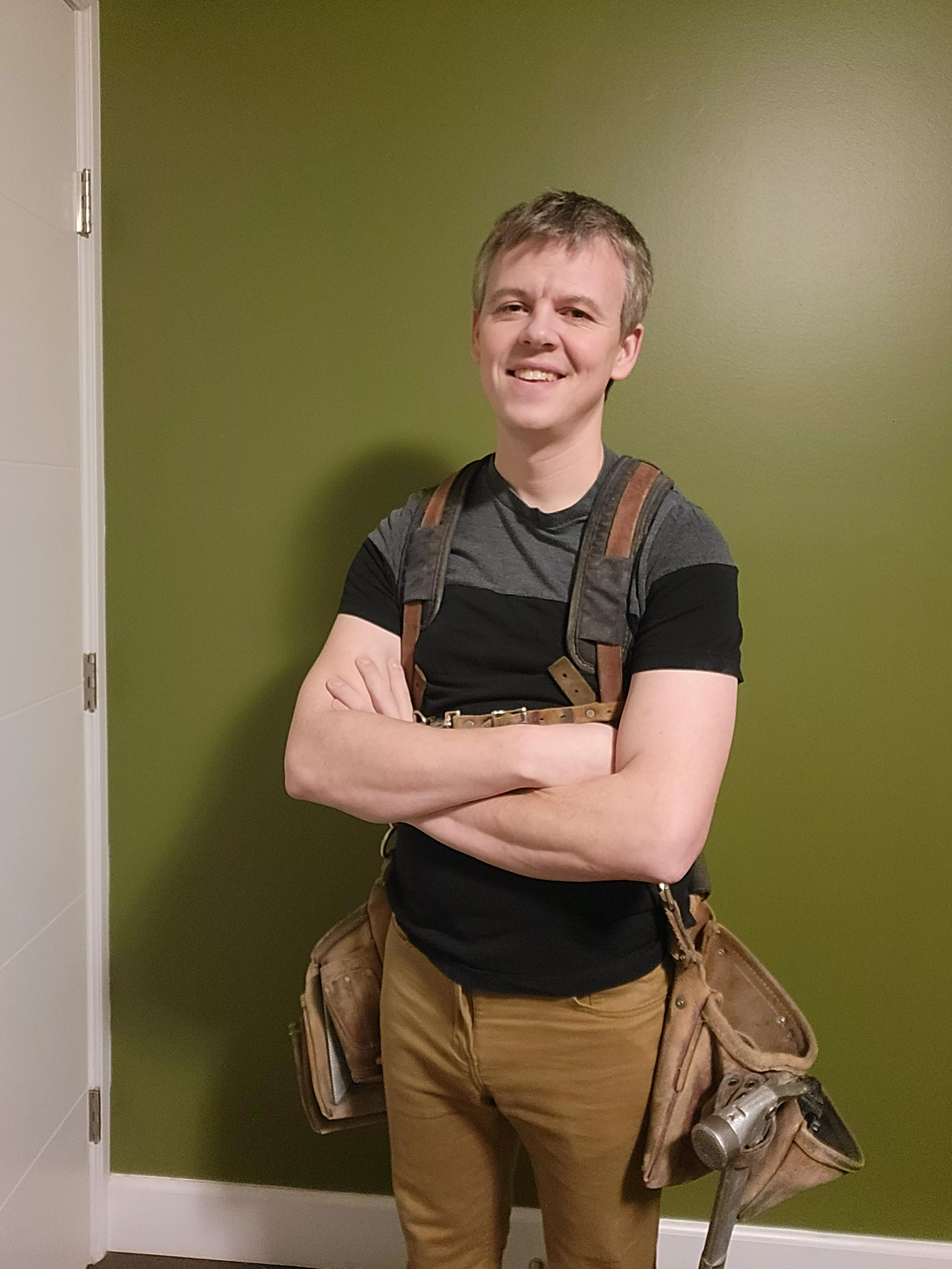Mini gay carpenter at your service 🤗