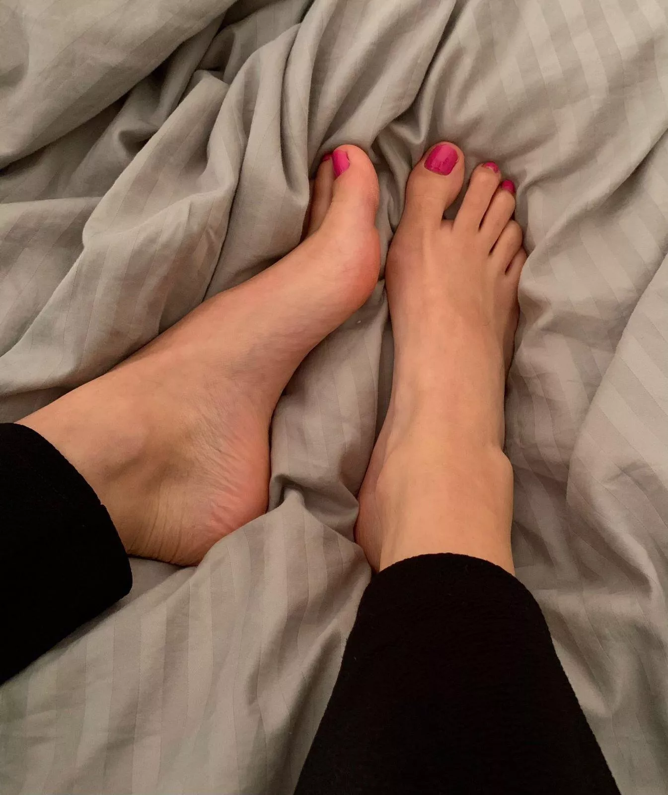 Play with my feet while I play with myself😈