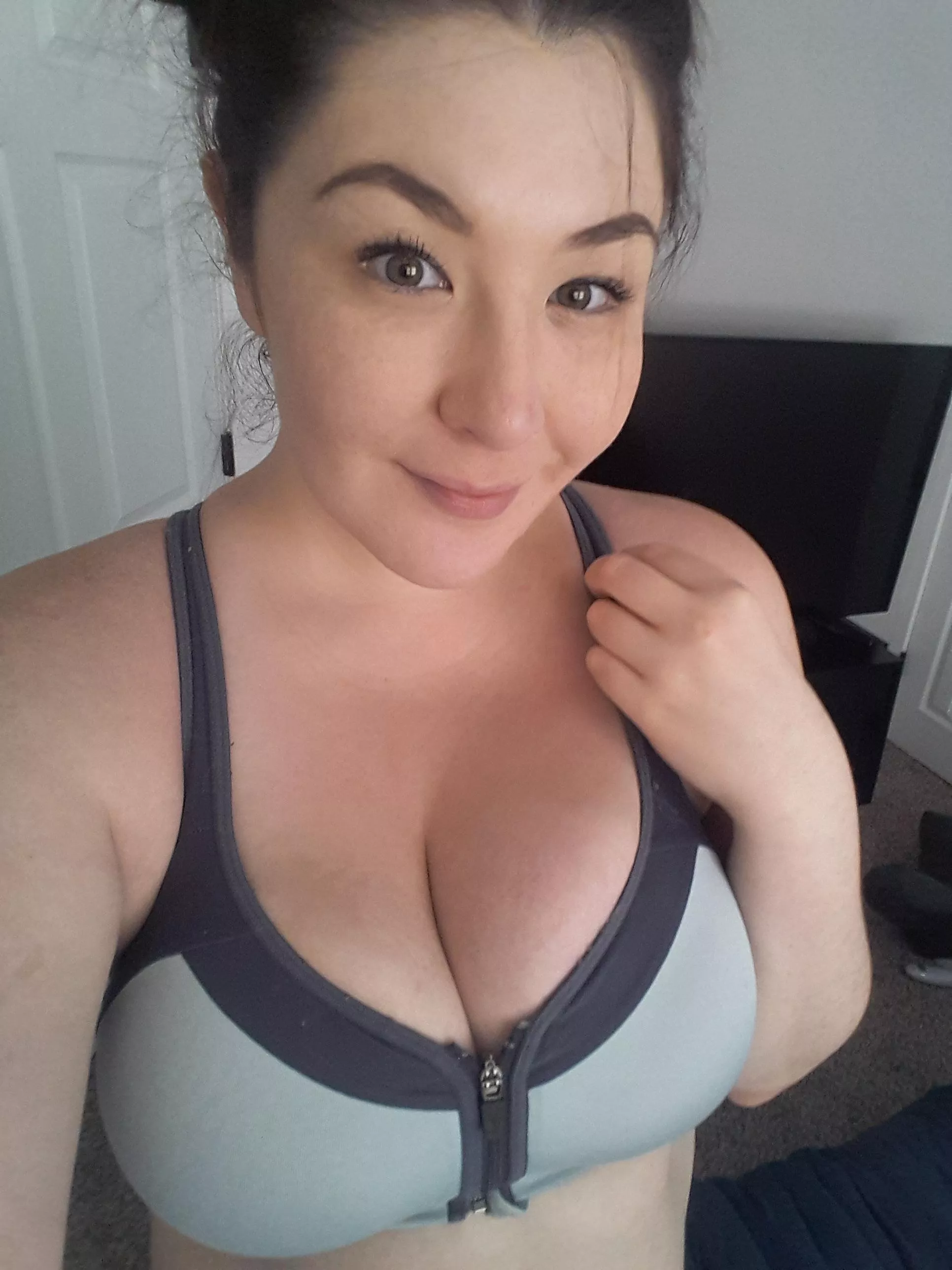 Post workout selfie ✌️would you talk to me at the gym?
