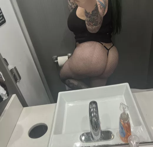 Pulled my skirt up to fuck in the restroom