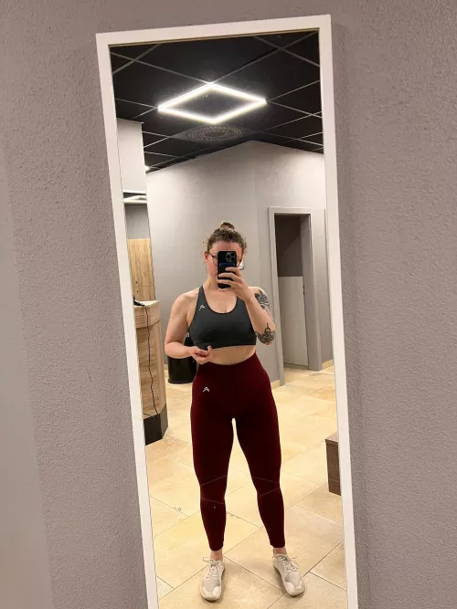 You like girls with big arms?