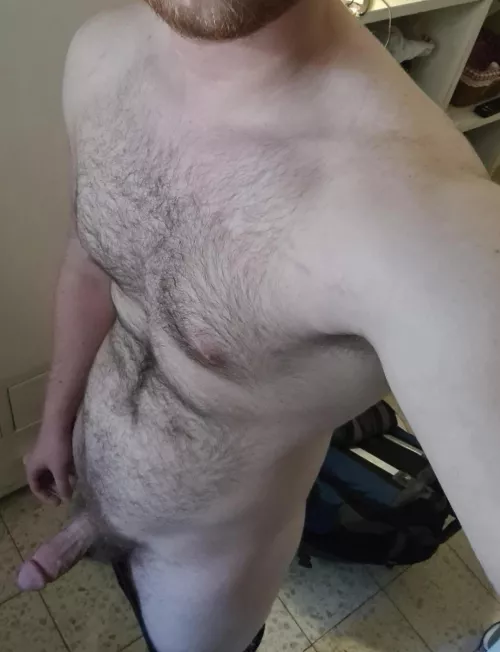 [20] looking for muscular gym bros