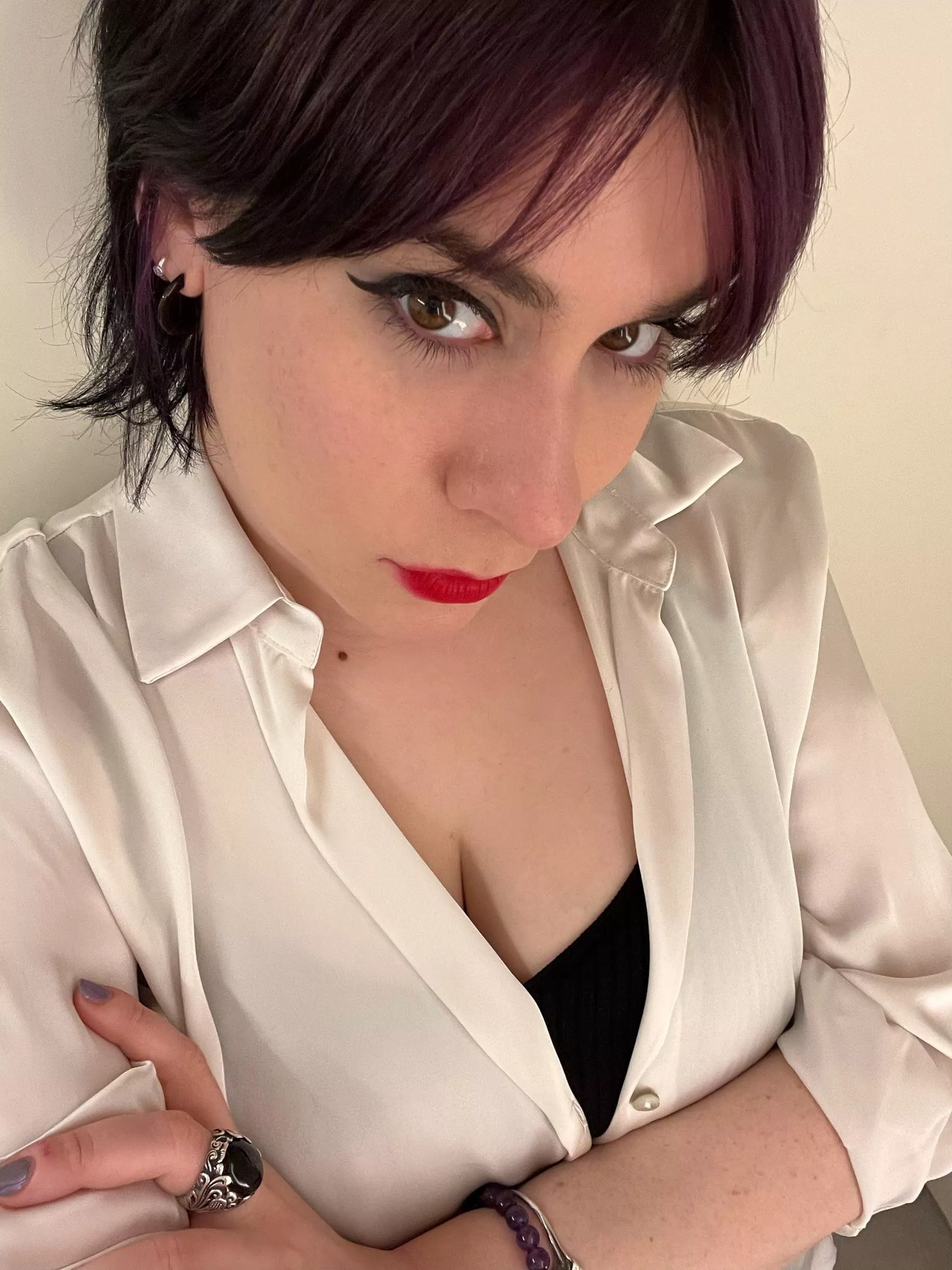 A little peak of downblouse at work 😏