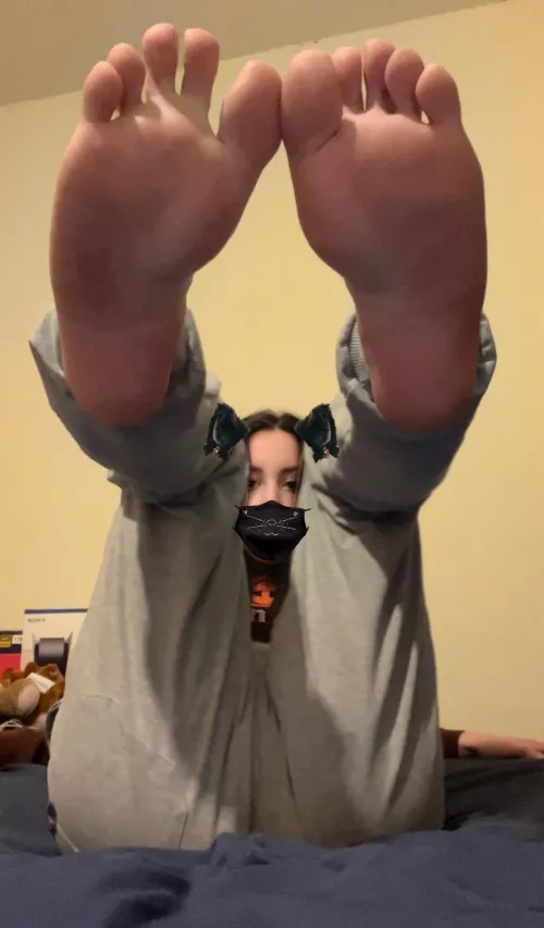 Can you hold my feet up